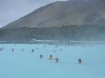 Banhistas nas águas quentes da Blue Lagoon, na região de Reykjavik, na Islândia